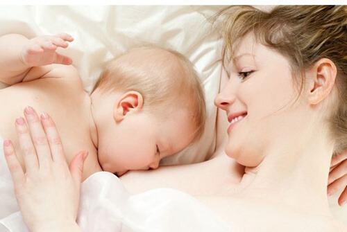 Phản xạ xuống sữa sau sinh là gì? Sữa mẹ xuống quá nhiều phải làm sao?