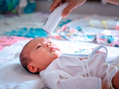 1. Tiếp nhận và Kiểm tra sức khỏe cho bé