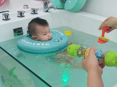 4. Bơi trong hồ thủy lực với phao cổ an toàn