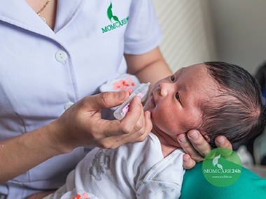 5. Vệ sinh và thay đồ cho bé