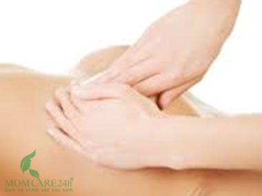 2) Thực hiện massage chuyên sâu thông tắc sữa vùng ngực bị cương tức