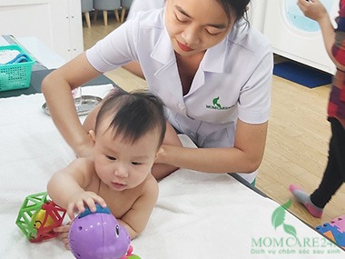 3. Massage thư giãn cùng với các bài khởi động an toàn cho bé trước khi bơi